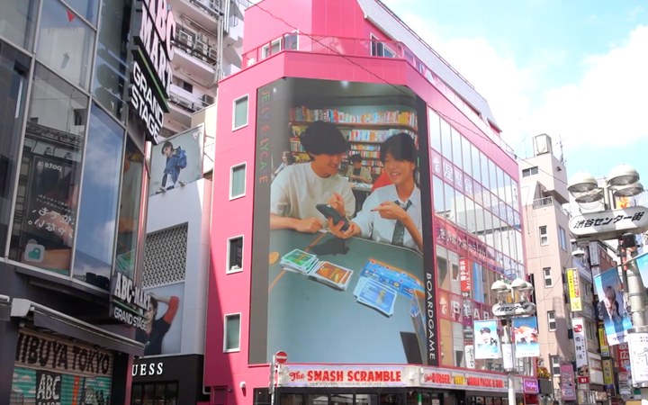渋谷センター街の大型ビジョンで放映された15周年記念PV